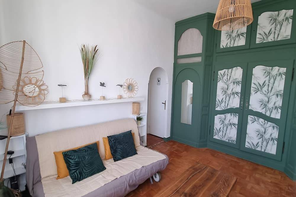 Air-conditioned house in a fully renovated farmhouse 5' from the Ardèche. in Saint-Julien-de-Peyrolas, Nimes region