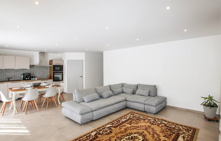 Rückzugsort mit Bergblick, WiFi, Garage, AC und Terrasse in Die, Parc naturel régional du Vercors