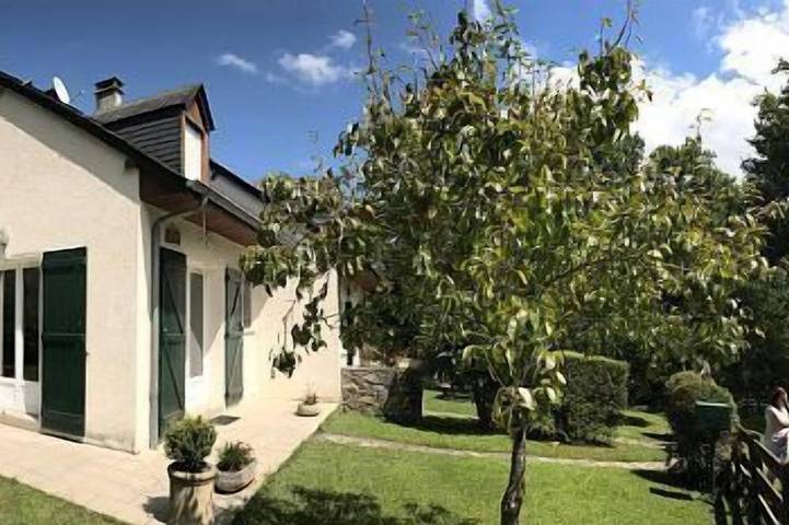 Location de vacances pour 4 personnes, avec piscine ainsi que jardin et terrasse à Lanne-en-Barétous