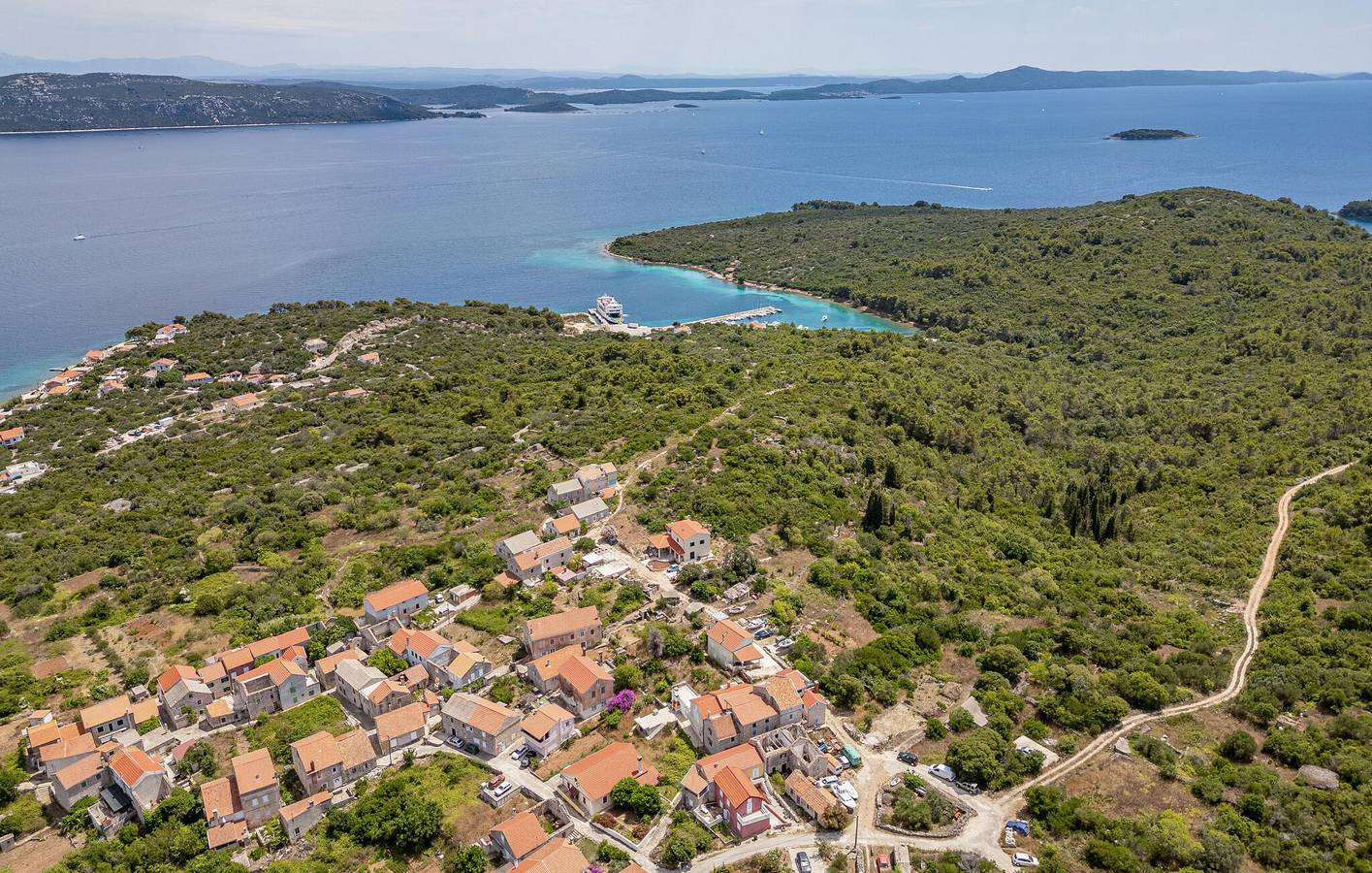 Ganze Ferienwohnung, Gemütliche 1-Zimmer-Wohnung mit WLAN, Terrasse und Parkplatz in Küstennähe in Zadar (Kommun), Iz