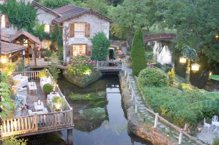 Hôtel pour 2 personnes, avec Balcon et Jacuzzi ainsi que Terrasse et Jardin à Champagnac-de-Belair