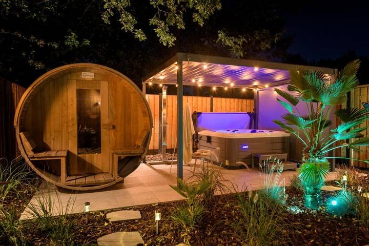 B&b voor 2 personen, with Whirlpool and Terras as well as Tuin and Sauna in Emmen