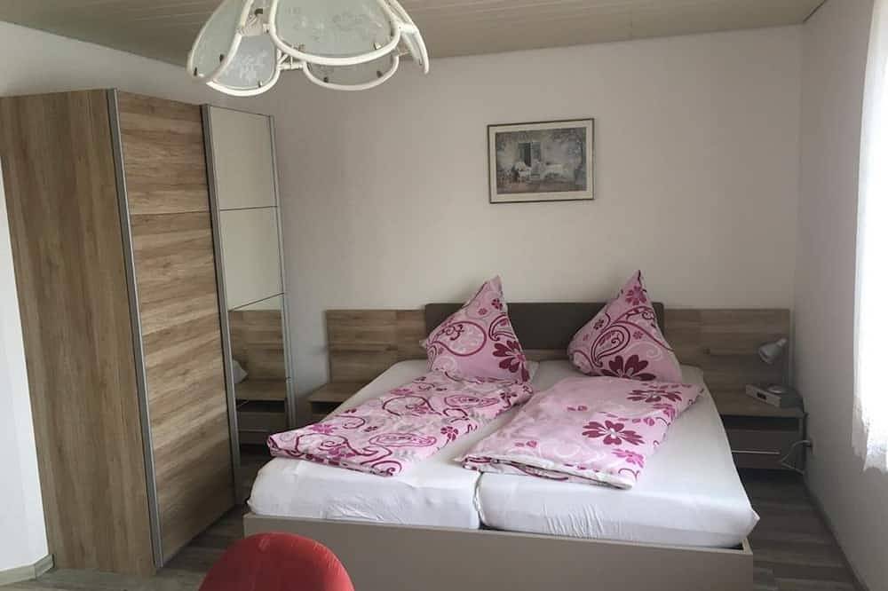Ganze Wohnung, 3-Sterne Nichtraucherferienwohnung mit Balkon und kostenfreien Parkplatz direkt am Haus in Bad Staffelstein, Oberes Maintal - Coburger Land