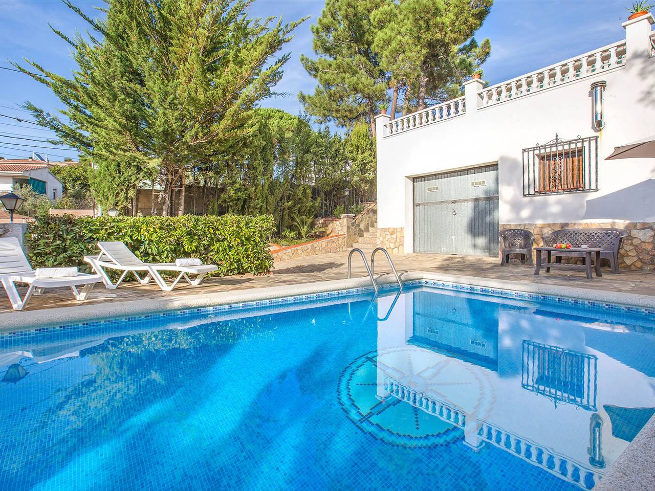 Villa acogedora en Lloret de Mar para 7 personas con piscina privada y terraza, a 8 km de la playa in Aiguaviva Parc, Vidreras