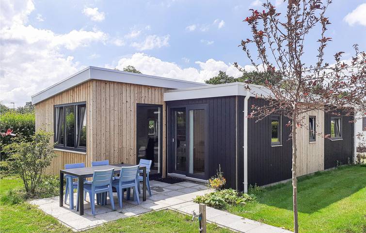 Vakantiehuis voor 8 personen, with terras and tuin as well as zwembad in Zeeland