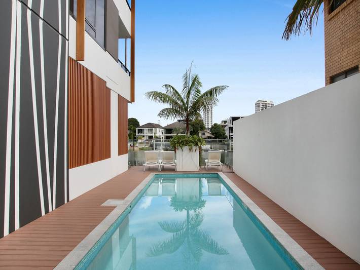 Vacation rental for 4 people, with balcony/terrace and pool, kid friendly in Surfers Paradise
