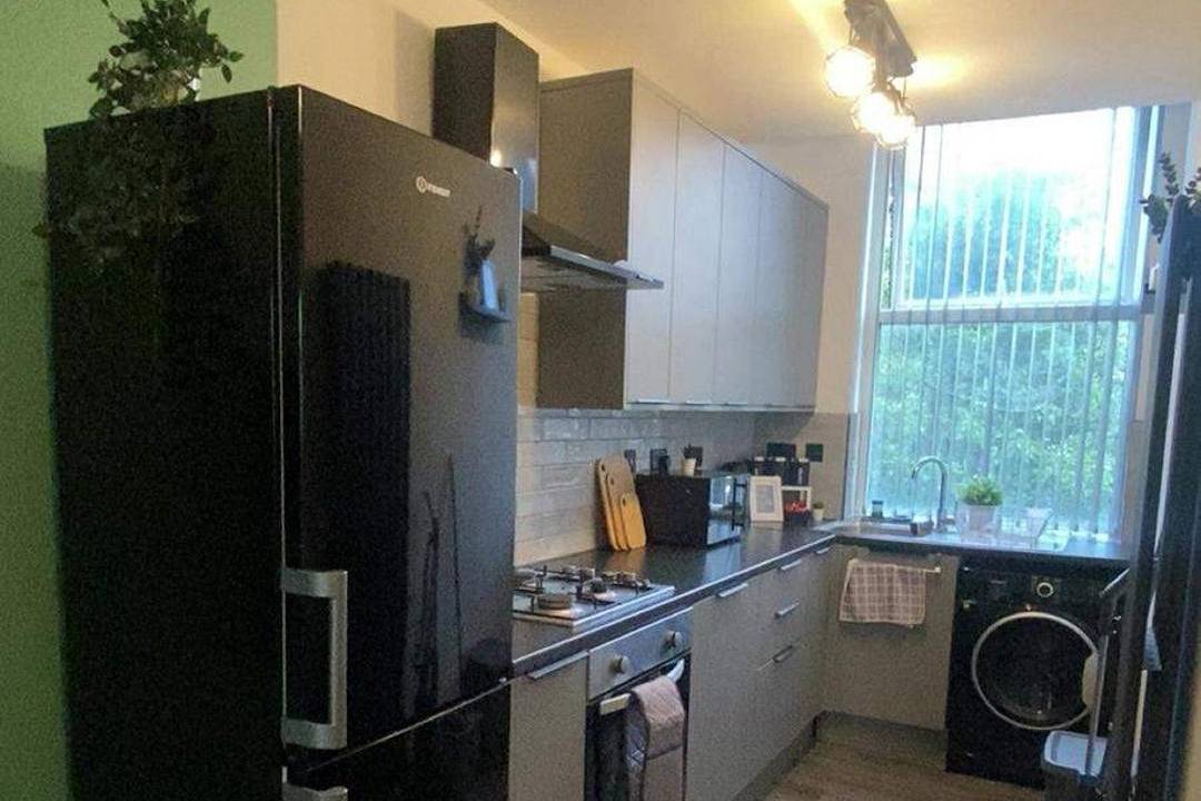 Entire holiday apartment, 2 Bed Flat - Sleeps 5 - Parking - Wifi in Leeds, West Yorkshire