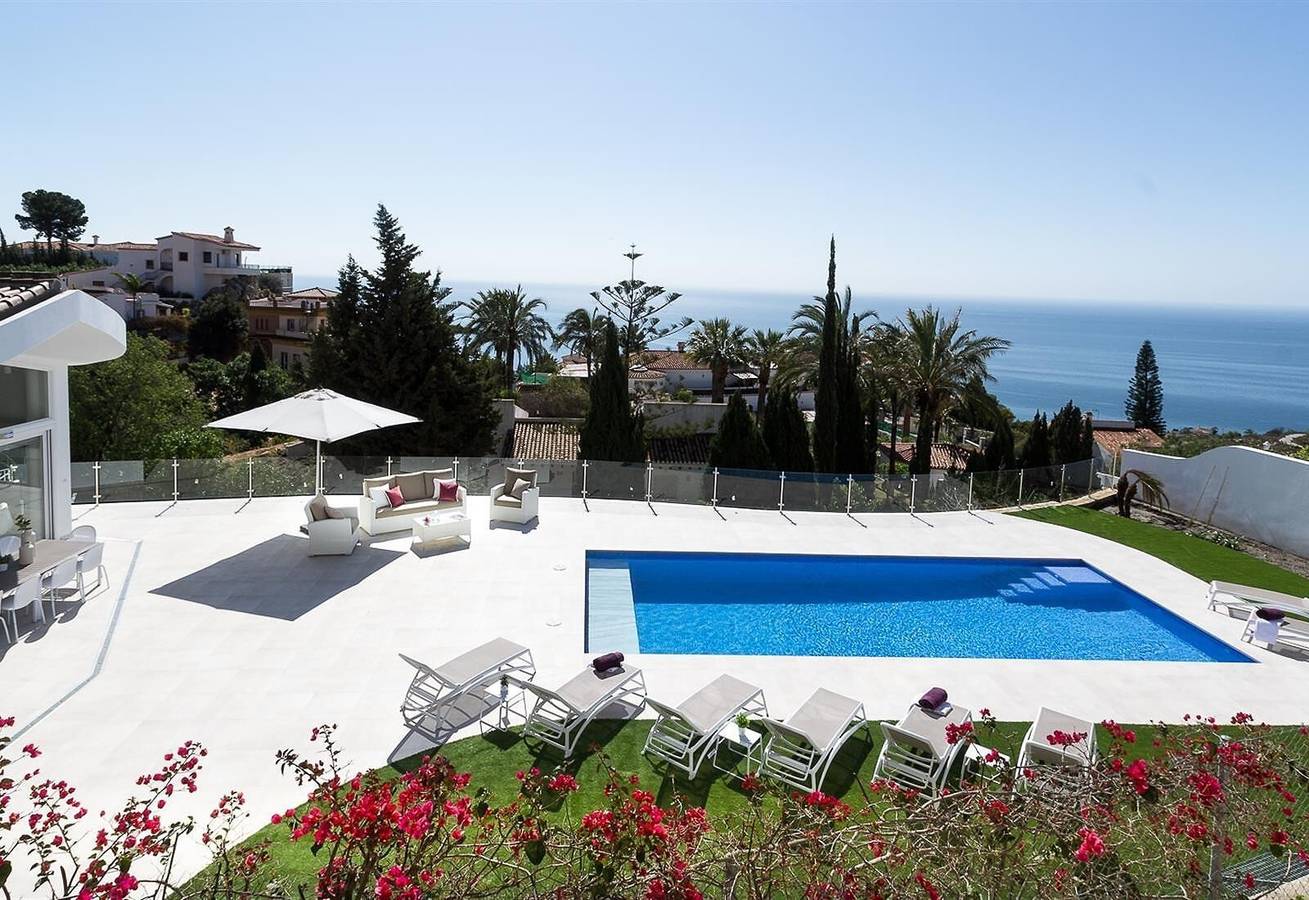 Villa 'Plata' with Sea View, Wi-Fi and Air Conditioning in Monte de los Almendros, Salobreña