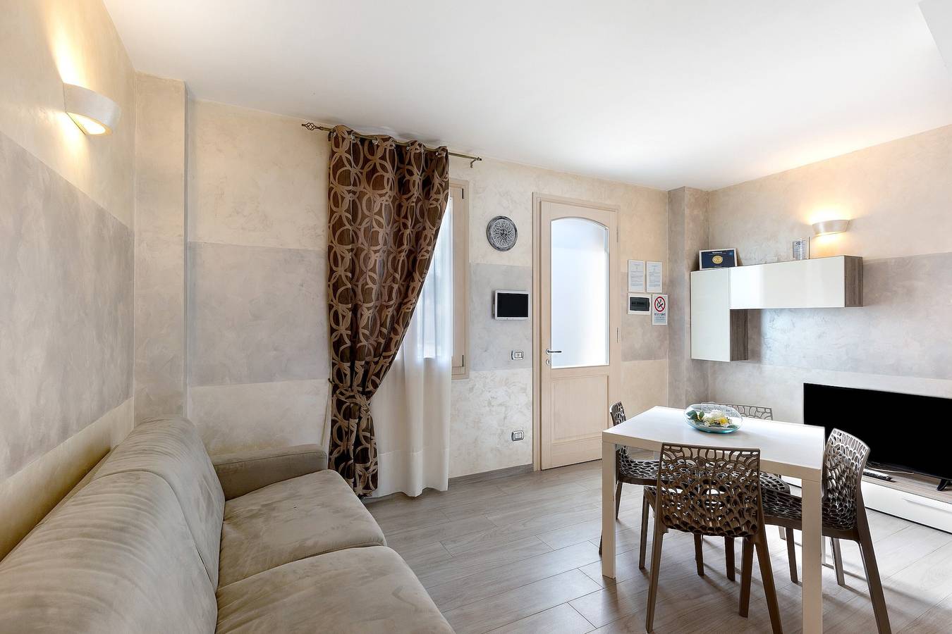 Appartamento intero, Appartamento 'Lm House - Bilocale Orchidea' con terrazza condivisa, Wi-Fi e aria condizionata in Lonato del Garda, Provincia di Brescia