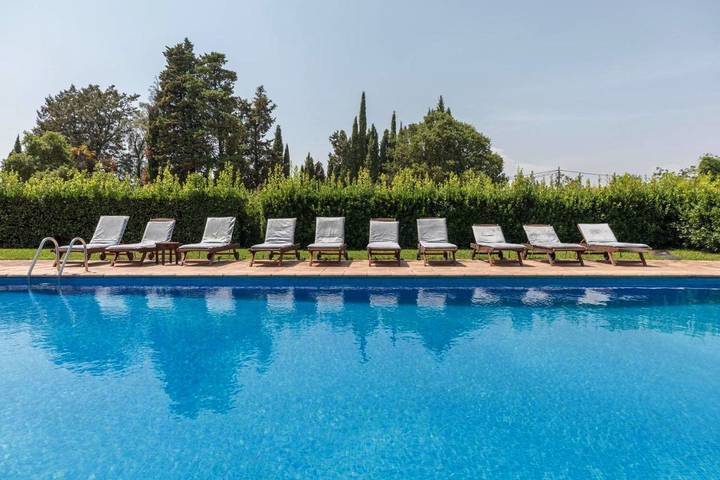 Location de vacances pour 28 personnes, avec terrasse et vue ainsi que piscine et jardin à Bordils