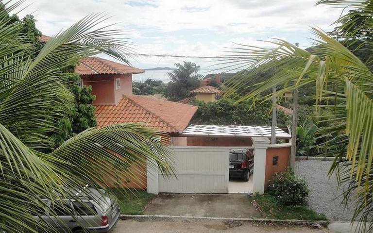 Casas e apartamentos de temporada para 13 pessoas, com piscina e jardim e ainda vista, adaptado a crianças na Praia Brava RJ