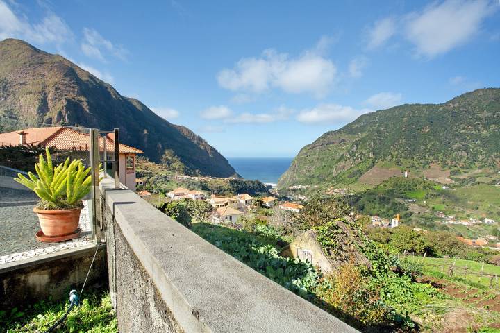 Ferienhaus 'Cristina Grand' mit Meerblick, privater Terrasse und Wi-Fi in São Vicente (Madeira), Madeira