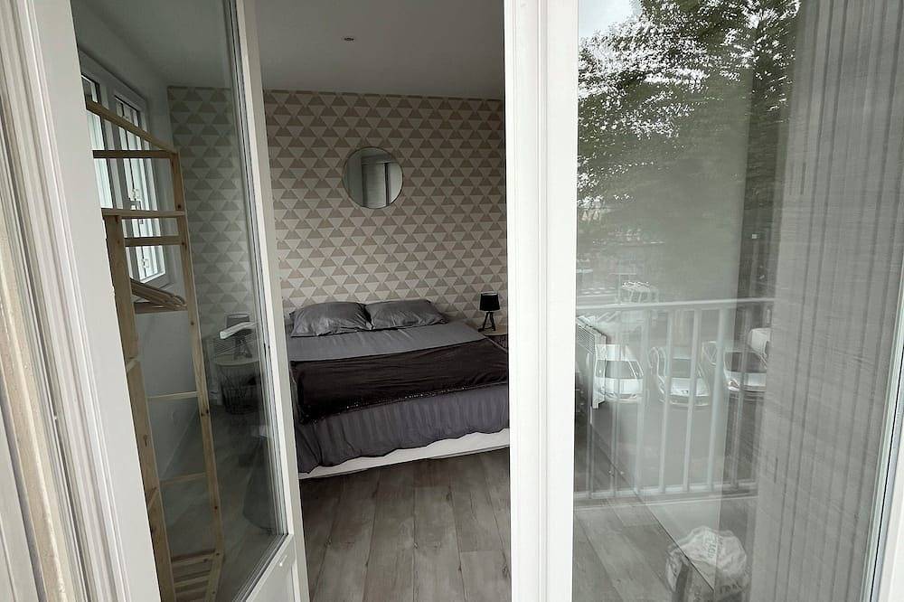 Entire apartment, Fully renovated, comfortable 2-bedroom apartment near Paris. in Livry-Gargan, Seine-Saint-Denis
