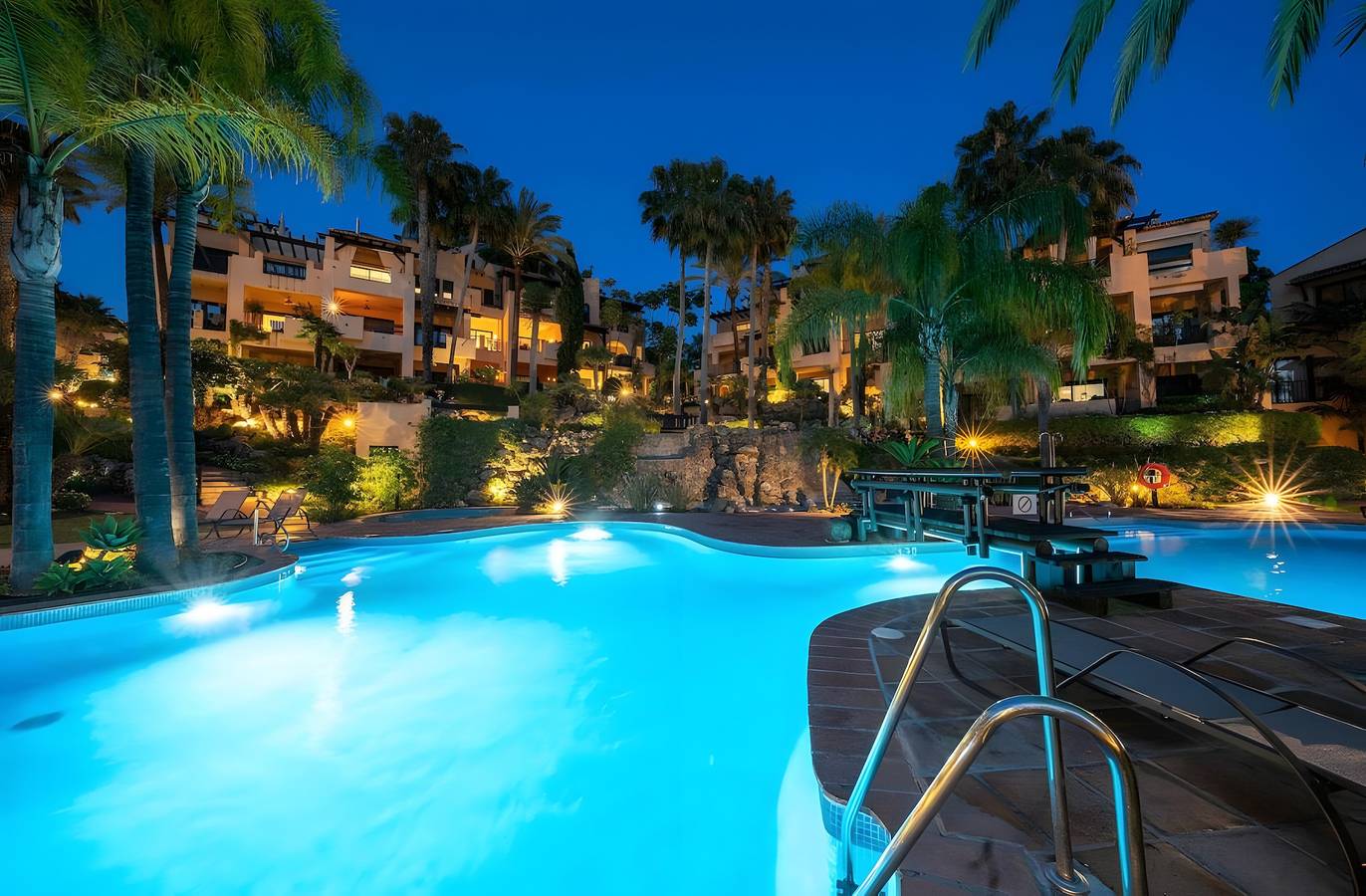 Apartamento entero, Apartamento 'Paraíso' con vistas a la montaña, Wi-Fi y aire acondicionado in Estepona, Costa del Sol