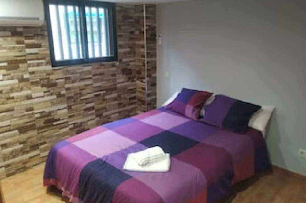 Entire apartment, Apt 3 Deluxe 3 Rooms in Barajas, Madrid