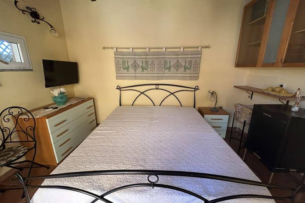 Room with private bathroom, patio. in Torre Degli Ulivi, Capoterra