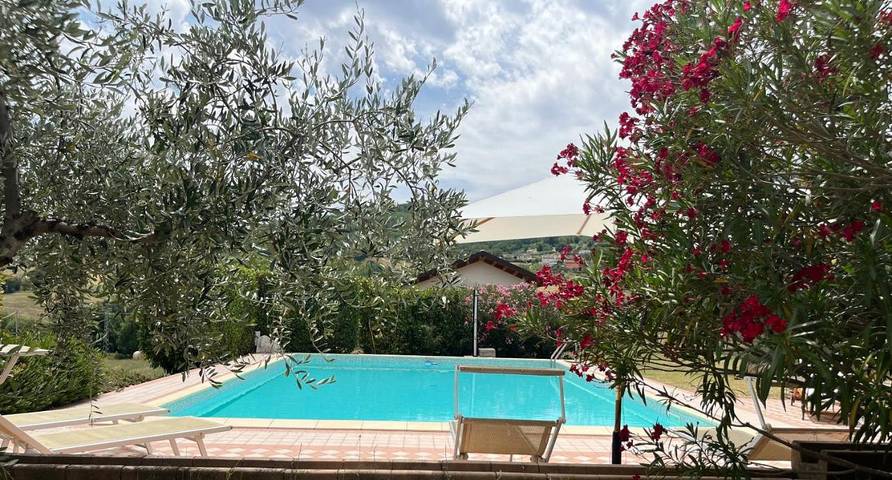Location de vacances pour 4 personnes, avec jardin ainsi que piscine et vue à Montebello di Bertona - 3