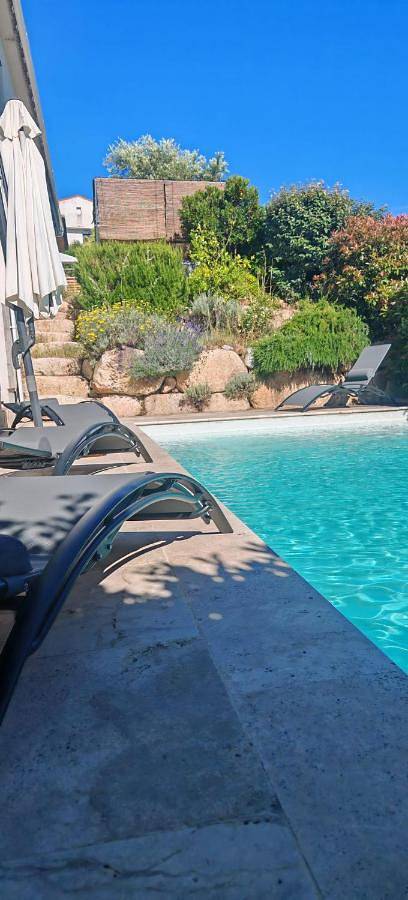 Villa für 6 Personen, mit Terrasse und Garten sowie Pool und Ausblick in Afa