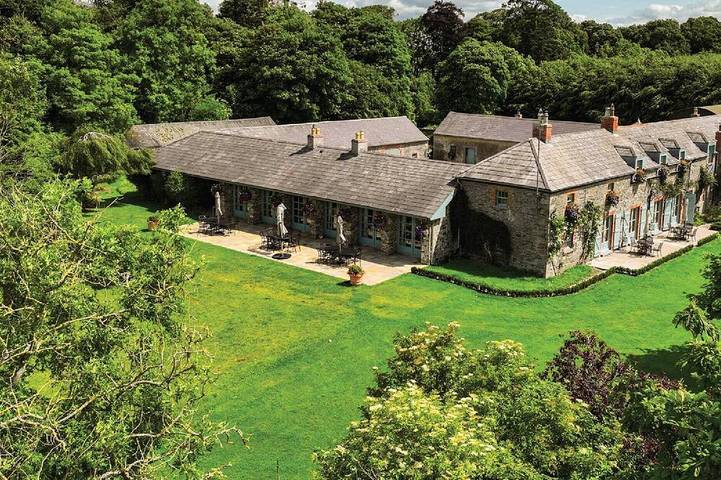 Holiday rental for 16 people, with hot tub and garden as well as terrace in County Meath