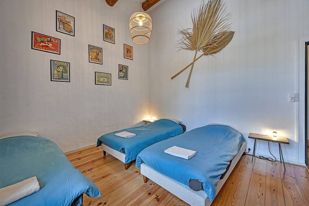 La Maison des Vendangeurs***, Gîte with swimming pool and bicycles in Beaucaire, Nimes region