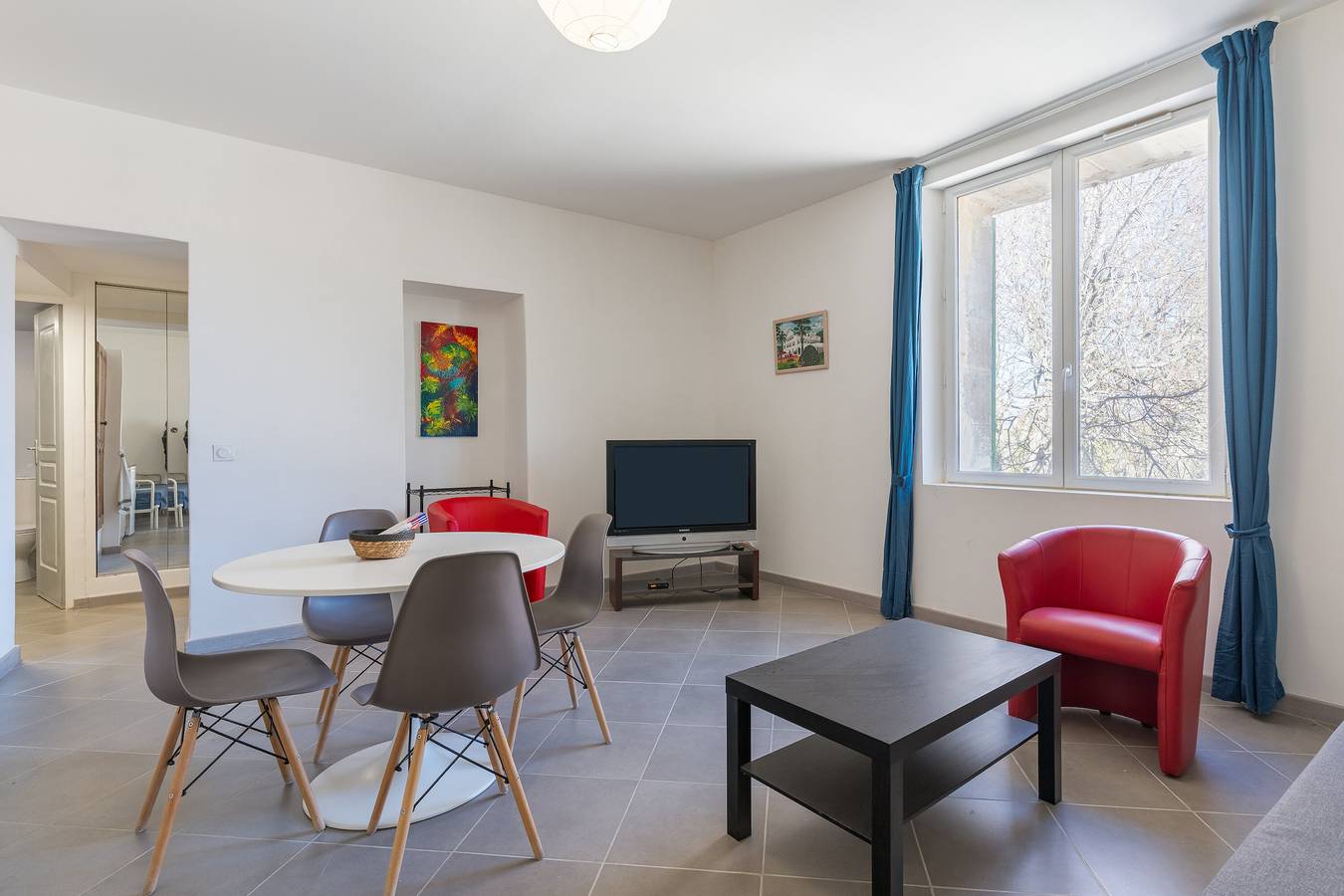 Apartamento entero, Apartamento "2 - F2 Centre Village" con vistas a la montaña in Charleval, Region de Aix-en-Provence