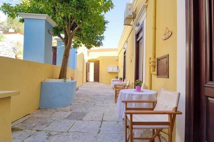 Holiday rental for 2 people, with garden in Symi