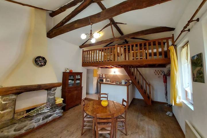 Gîte pour 5 personnes, avec Terrasse ainsi que Jardin et Piscine