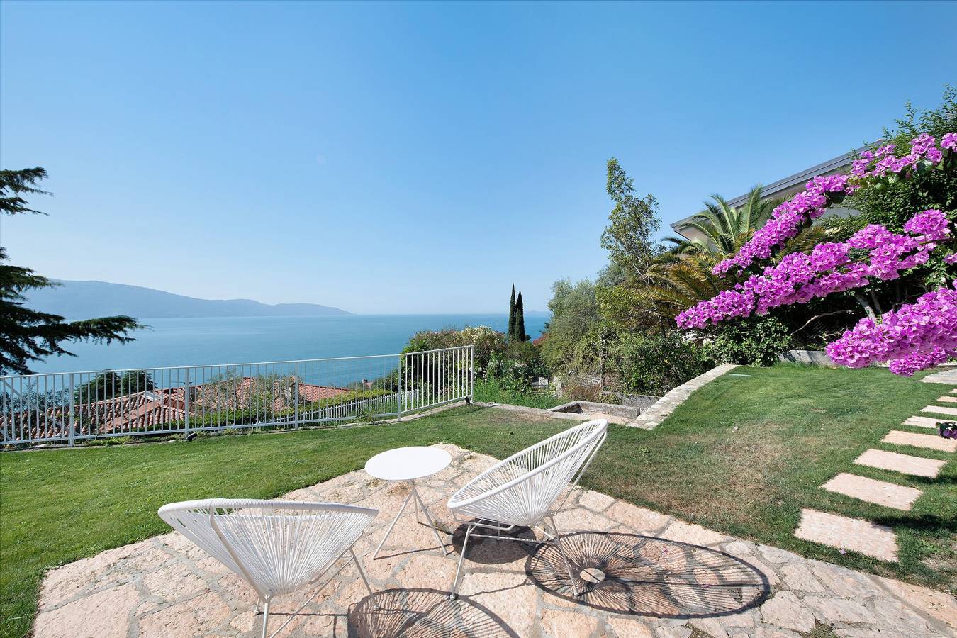 Ganzes Studio, Haustierfreundliche Ferienwohnung Villa Gargnano mit Seeblick und Garten in Gargnano, Gardasee-Berge