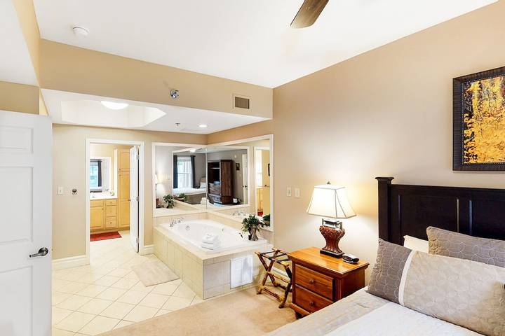 Vacation apartment for 6 people, with hot tub and pool as well as balcony in Gatlinburg
