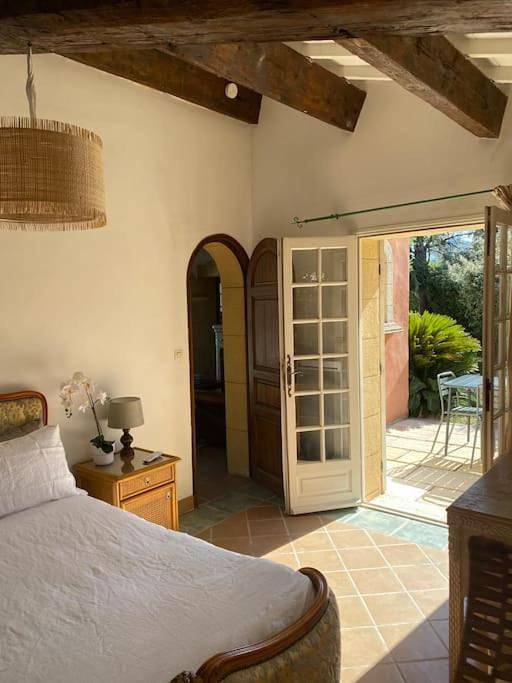 Location de vacances pour 4 personnes, avec piscine ainsi que vue et jardin à Cuges-les-Pins - 3