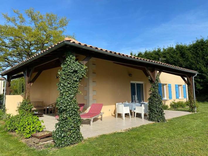 Maison de vacances pour 6 personnes, avec Terrasse et Jardin ainsi que Piscine et Vue à Vasles