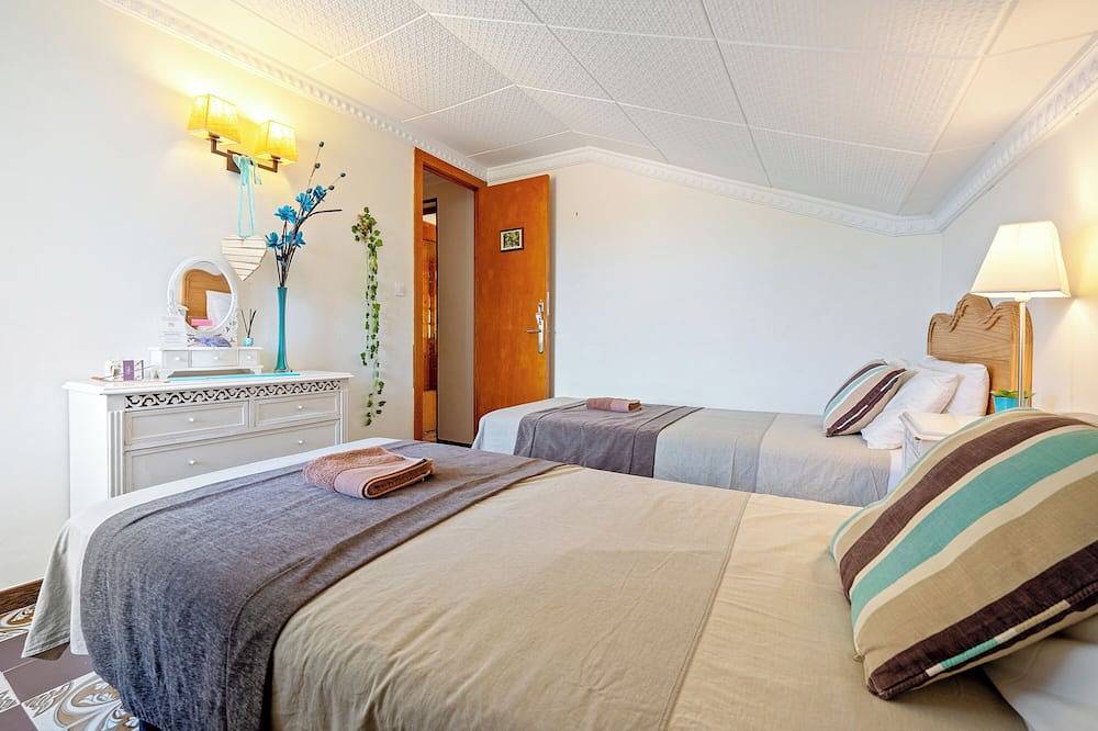 Villa 'Casa Del Vino' con vistas a la montaña, piscina privada y Wi-Fi in Torrellas de Foix, Interior de Barcelona