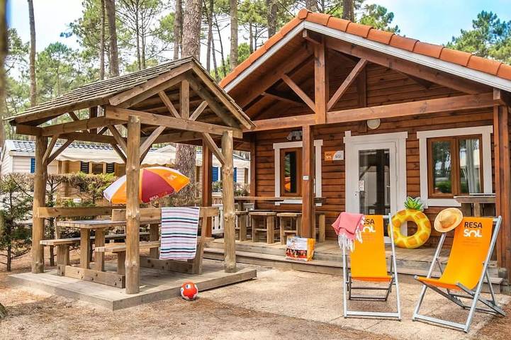 Chalet pour 5 personnes, avec sauna et terrasse ainsi que piscine et jacuzzi