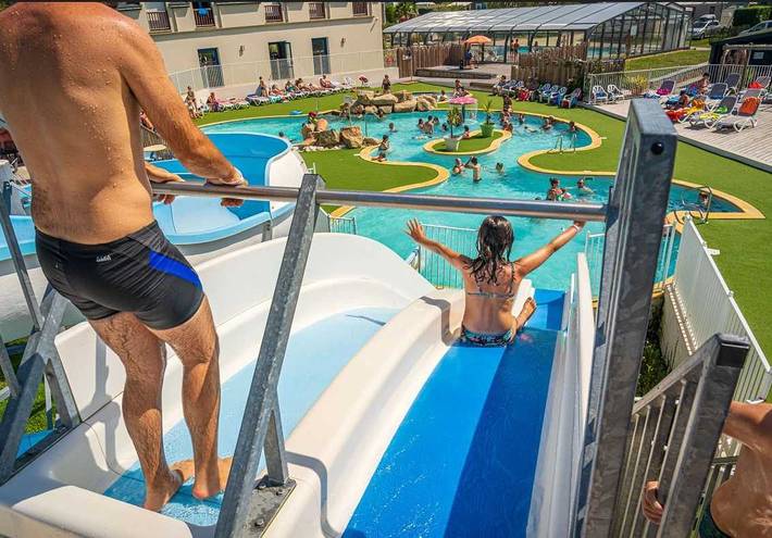 Mobil home pour 8 personnes, avec bassin pour enfant à Ambon - 4