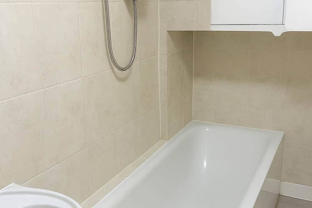 3-Bed Home, Free Parking, Smart Tv,Family & Business Ready in Slough, Berkshire