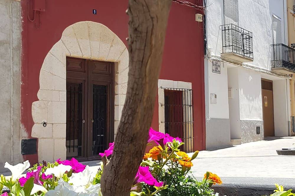 Casa de pueblo, con tres apartamentos y zona común de spa, solarium y terraza. in San Jorge, Provincia de Castellón