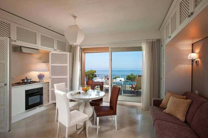 Appartamento per 6 persone, con Terrazza e Giardino nonché Piscina e Panorama a Mazzeo