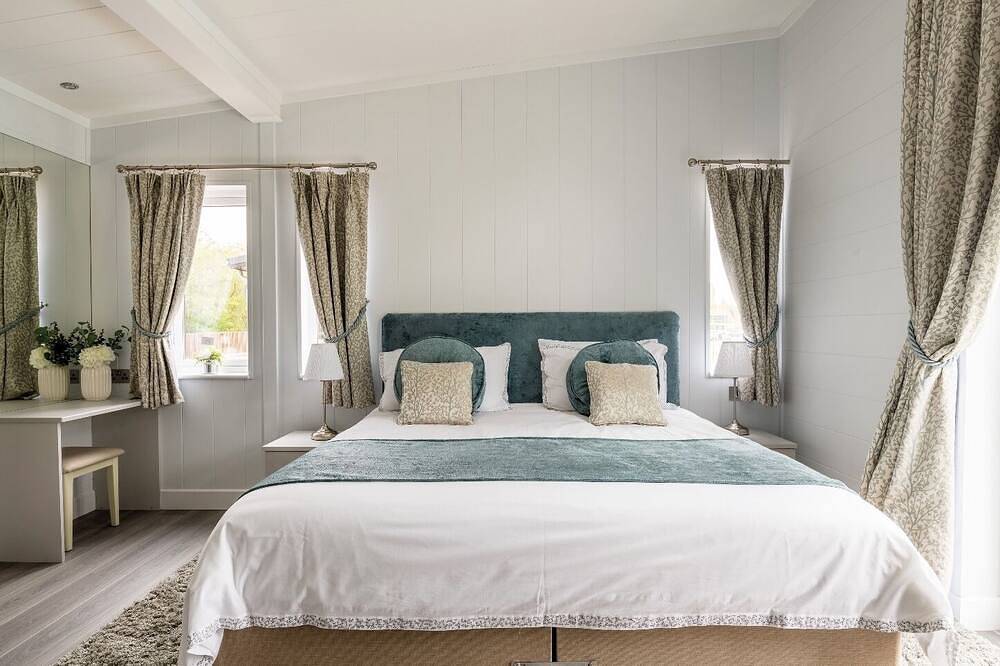 Luxurious 3 bed Lodge with private hot tub close to city of Cambridge in Cambourne, Cambridgeshire