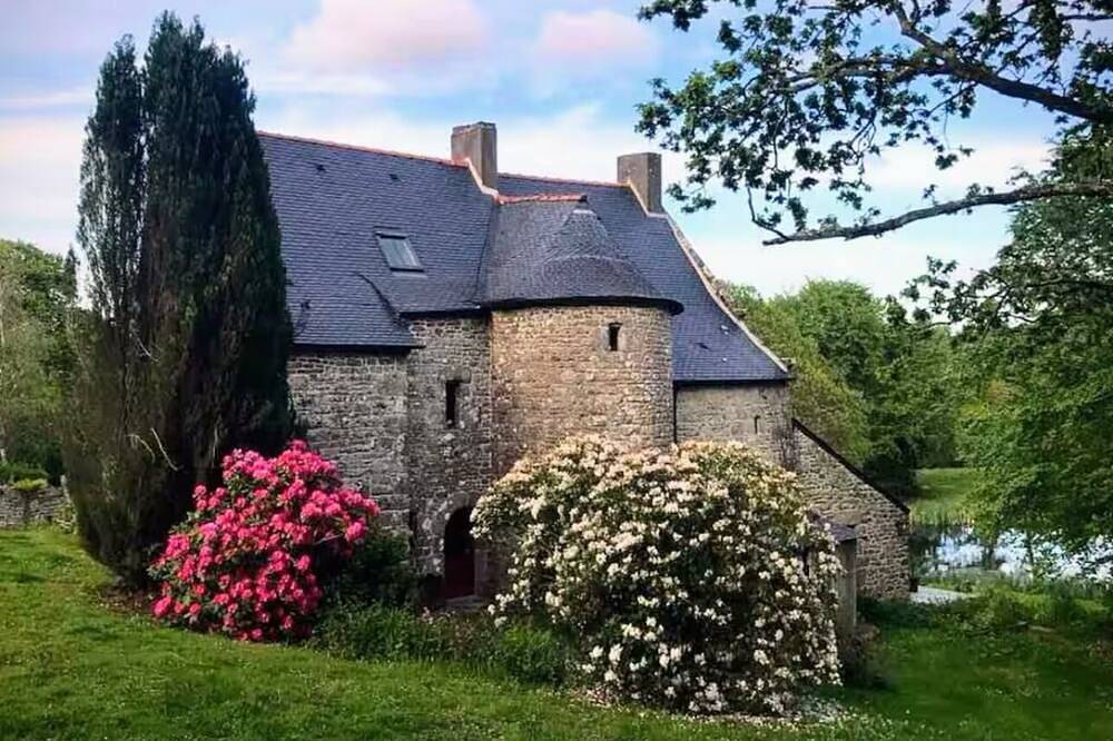 Manoir breton du Xvème siècle - 4 chambres - 3 sdb - Wifi - 8 personnes in Plounérin, Région de Lannion
