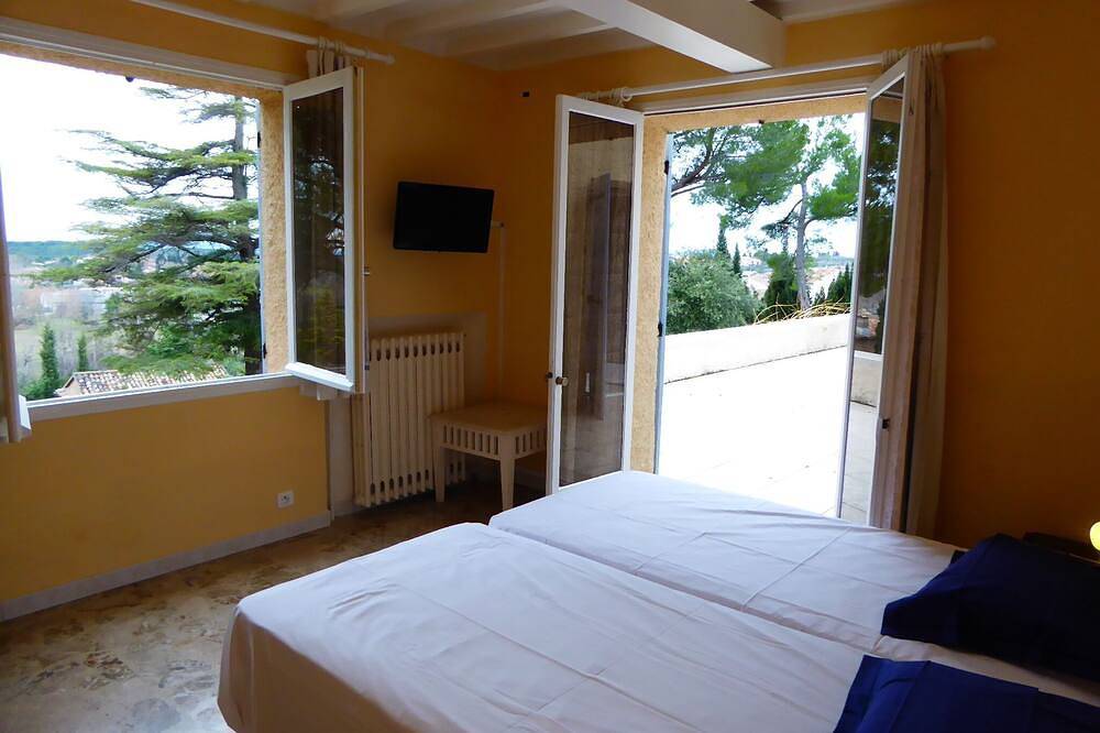 House 180 m2 with panoramic views of the village and the surrounding mountains in Aups, Brignoles region