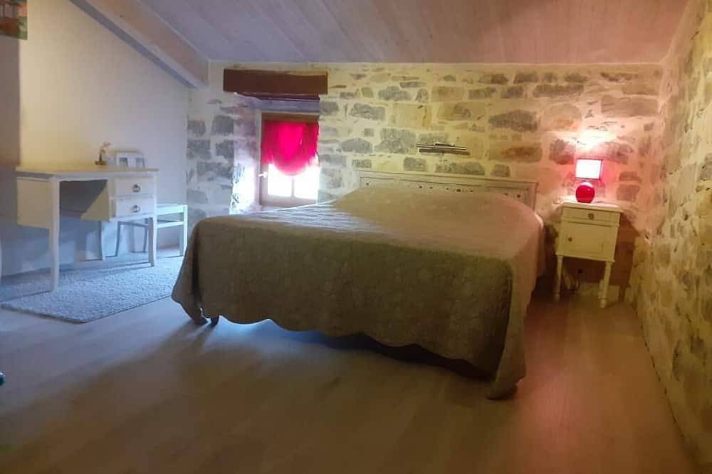 Gîte *** la Fenière 70m², 4 pers, 2 chambres, nature, charme, piscine chauffée in Joyeuse, Ardèche