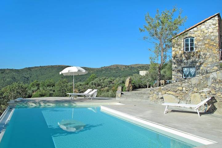 Ferienhaus für 5 Personen, mit Terrasse und Pool in Pietrabruna