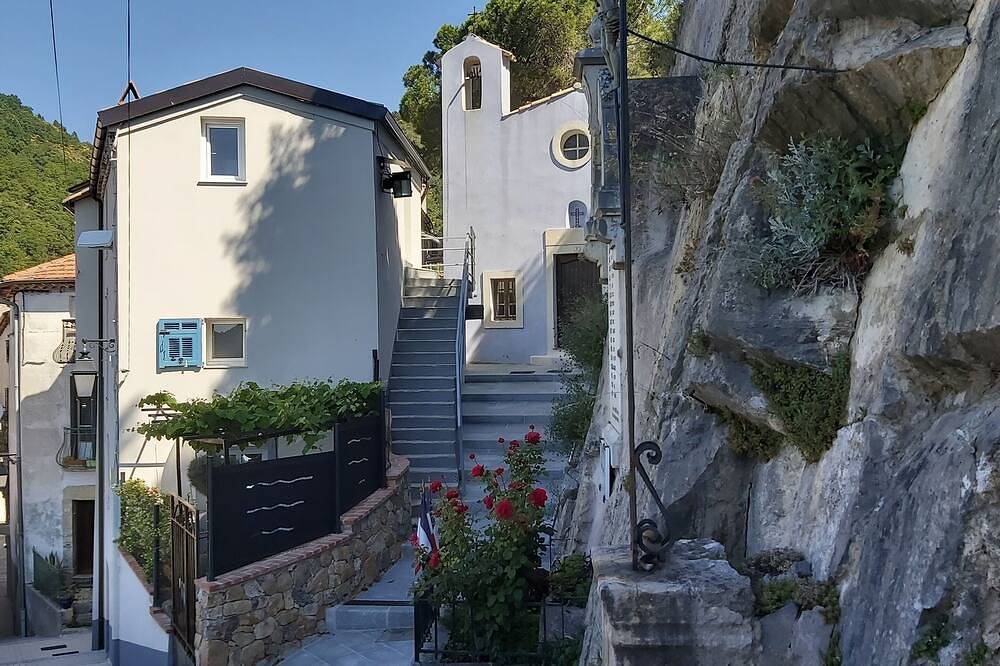Village house for 4 to 6 people on 2 floors in Bonson, Nice region