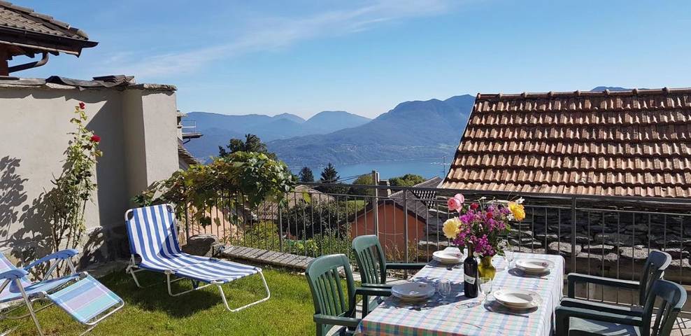 Ferienhaus für 6 Personen, mit Balkon und Terrasse sowie Garten und Seeblick