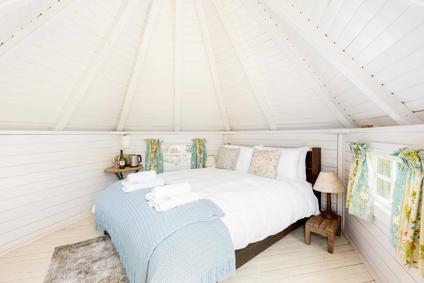Entire apartment, Spectacular Glamping Cabin in the Woods-Cotswolds - Pass the Keys in Moreton-in-Marsh, Warwickshire