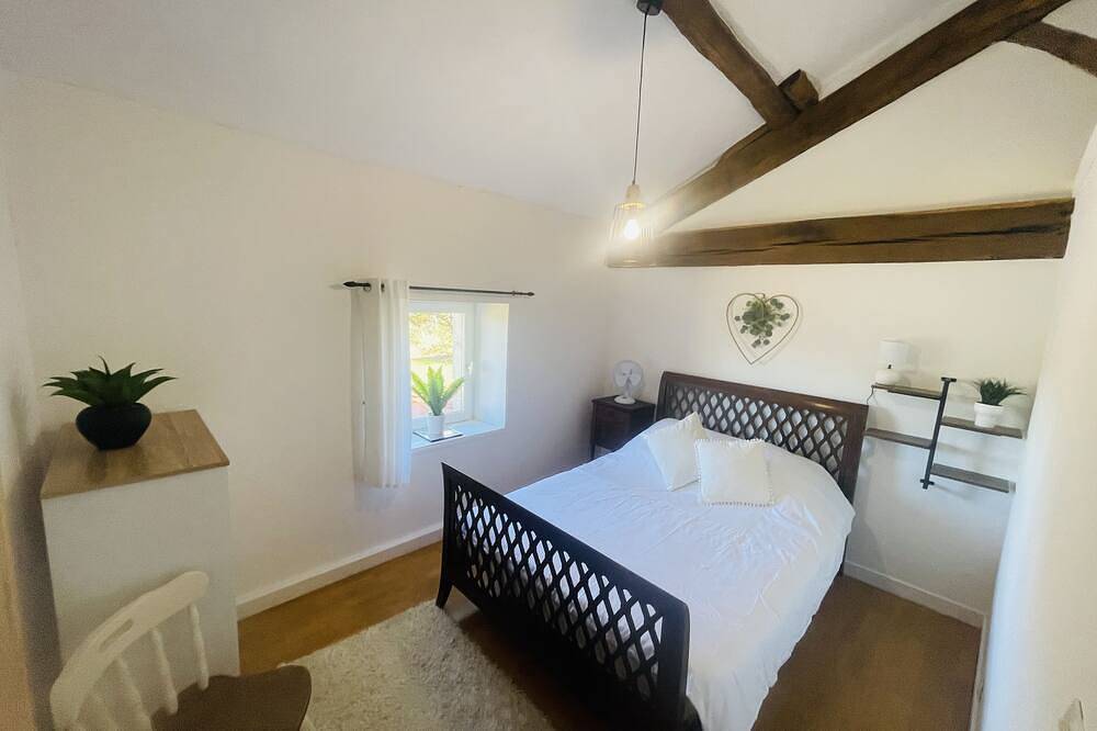 Family friendly gîte set in idyllic countryside w/games barn + 12x6m pool in La Chapelle-Pouilloux, Région de Niort