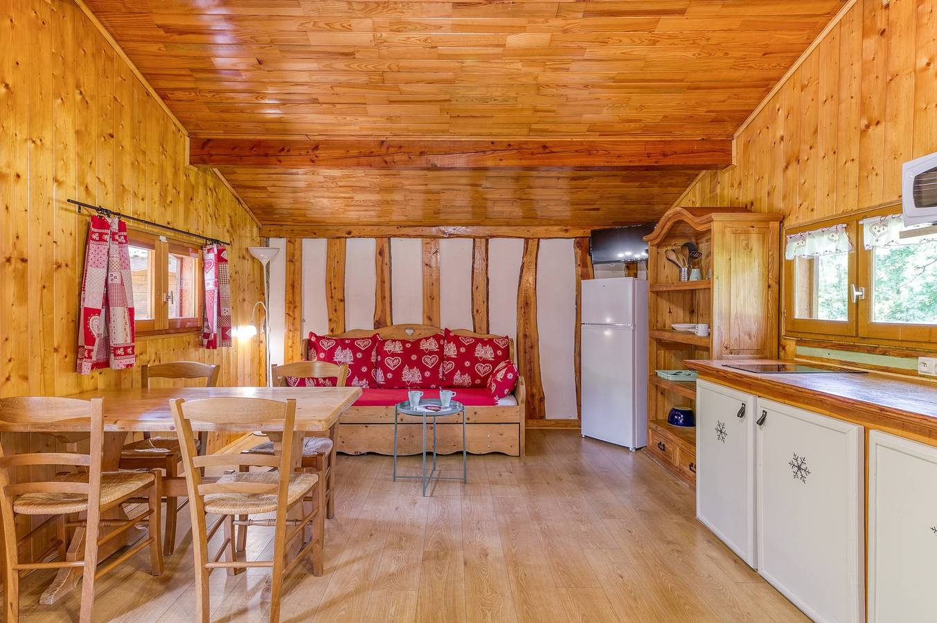 Appartement entier, Appartement 'Perce Neige' avec vue sur les montagnes, Wi-Fi et climatisation in Vaulnaveys-le-Bas, Isère