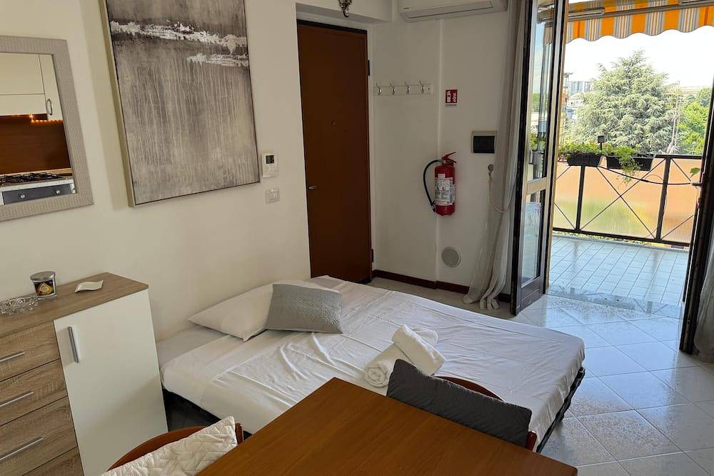 Entire apartment, Two Bedroom Apartment with Terrace 5 min from Metro - Direct to Duomo/Fiera + Free Wi-Fi in Sesto San Giovanni, Milan Province
