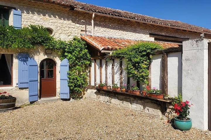 Location de vacances pour 2 personnes, avec jardin, animaux acceptés à Saint-Privat-des-Prés