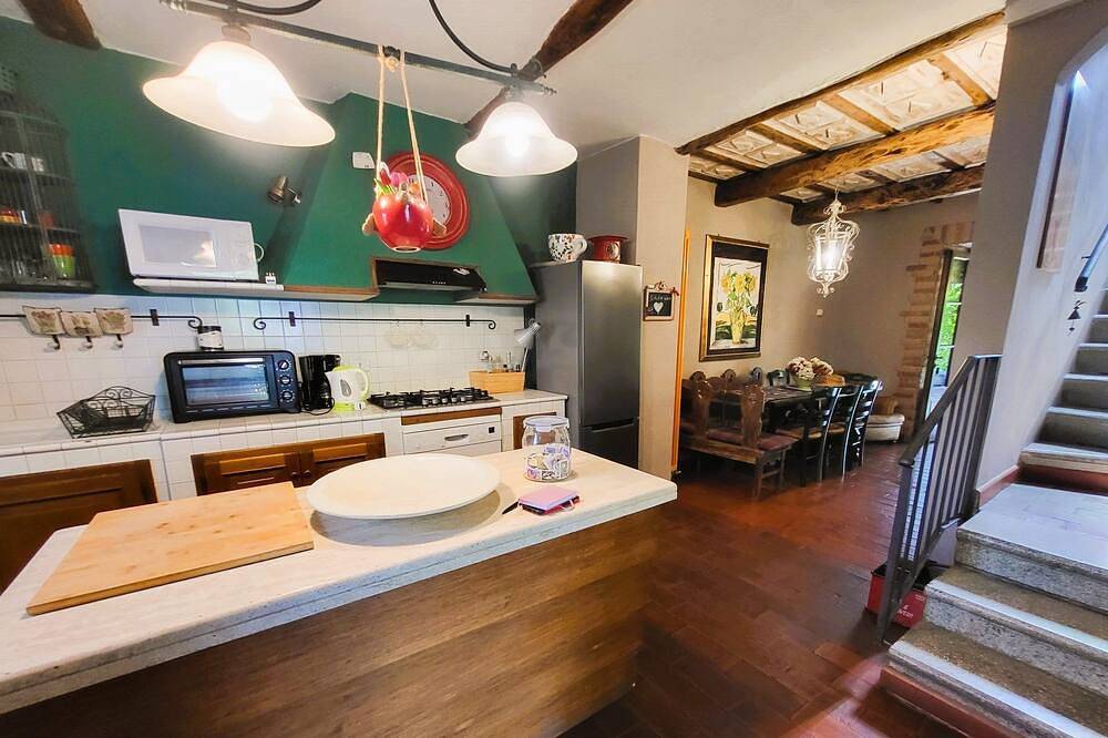 Beautiful Stone Farmhouse, With  Large Private Pool And Great views! Wifi in San Romano in Garfagnana, Garfagnana